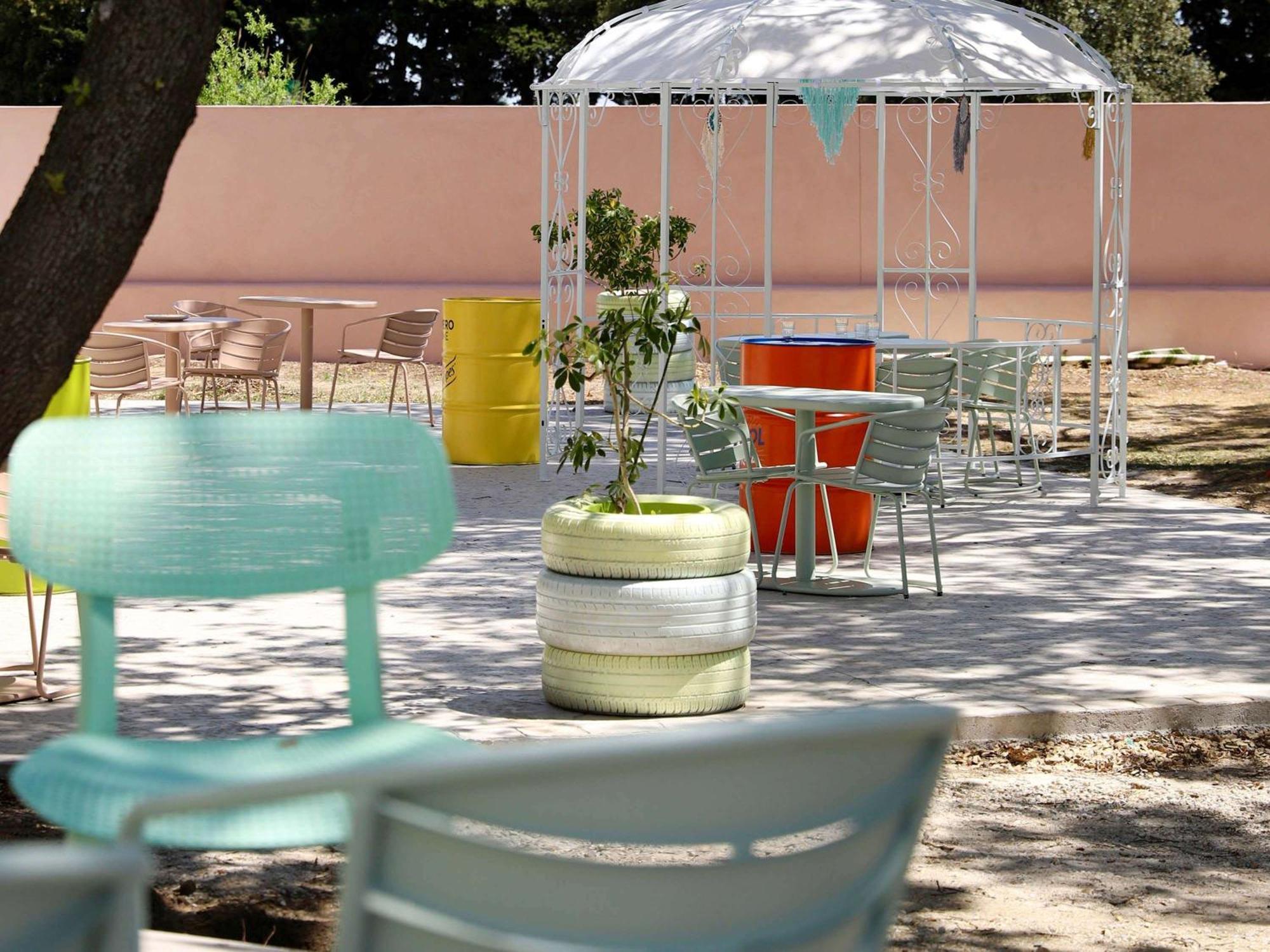 Greet Hotel Pont Du Gard - Route D'Avignon Estezargues Exterior photo
